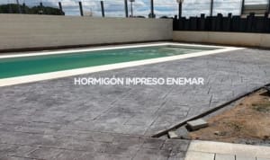 Hormigón impreso alrededor de piscina en Carranque