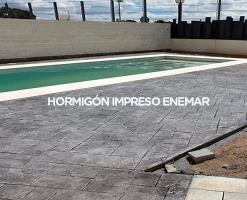 Hormigón impreso alrededor de piscina en Carranque